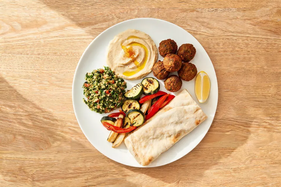 Mezze-Teller mit Falafel, Hummus, Tabbouleh, Grillgemüse und Fladenbrot (Symbolbild)